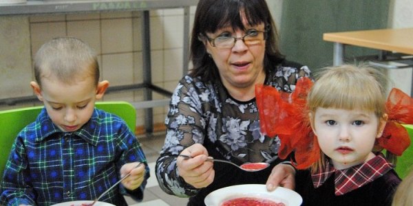 Die dreijährige Wika ist mit ihrer Zwillingsschwester seit ein paar Wochen im Heim. Davor war sie in der Strafkolonie mit ihrer Mutter untergebracht. Essen kann Wika nicht allein, Erzieherin Jelena Kolesnikowa füttert sie mit Borschtsch. / Inna Hartwich, n-ost