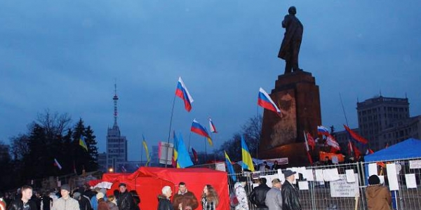 Charkow: Pro-russische Gruppen schützen das Lenin-Denkmal / Annette Streicher, n-ost