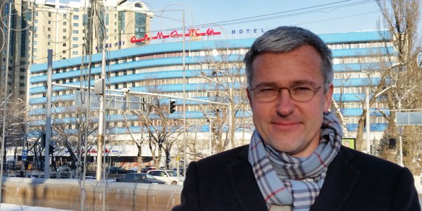Die ästhetischen Wünsche des Bauherrn sind in Kasachstan wichtiger als sinnvolle Proportionen und Raumaufteilung, sagt der deutsche Architekt Philipp Meuser. / Foto: Edda Schlager, n-ost