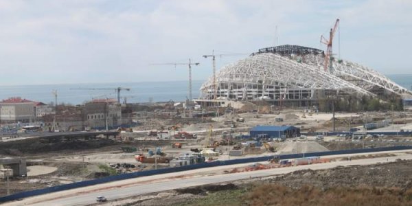 Elf neue Sportstätten sind in Sotschis neuem Olympia-Park entstanden – das Stadion ist als einziges noch nicht fertig. / Pauline Tillmann, n-ost