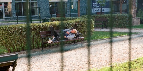 Parkbänke sind in vielen Gegenden Budapests für Obdachlose jetzt tabu / Daniel Kaldori, n-ost