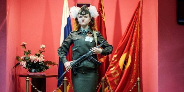 Eine russische Schülerin übt die Ehrenwache beim ewigen Feuer – Meinrad Schade will mit seinen Bildern auch die Frage stellen, wann ein Krieg eigentlich beendet ist.