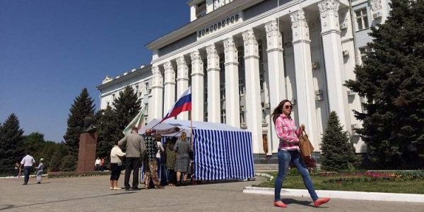 Unterschriftenaktion am Rathaus von Tiraspol: Die Menschen in Transnistrien fordern Russland auf, ihre Region als souverän anzuerkennen. / Oliver Bilger, n-ost