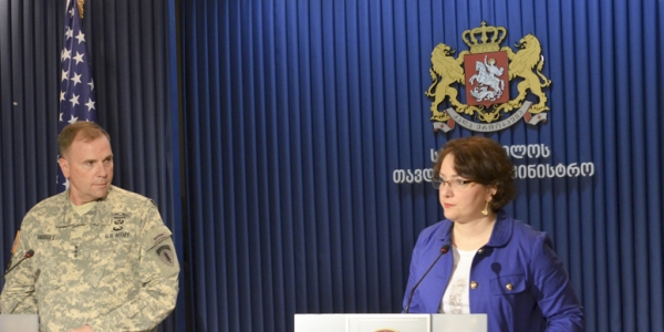 Verteidigungsministerin Tinatin Khidasheli mit US-General Ben Hodges während einer gemeinsamen Pressekonferenz vergangenen Monat in Tbilisi. / Foto: Sgt. A.M. LaVev/173rd Abn. Bde. PAO