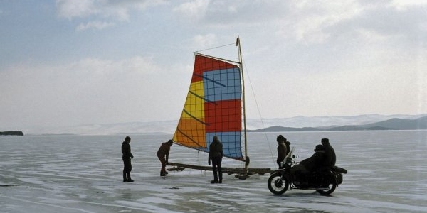 Uwe Wirthwein und seine Freunde beim Eissegeln auf dem Baikal / privat, n-ost