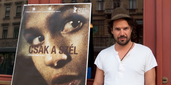 Der Regisseur des Filmes „Just the Wind“ („Csak a Szel“) Benedek Fliegauf vor dem Filmplakat / Dagmar Gester, n-ost