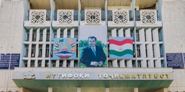 Personenkult um den tadschikischen Präsidenten Emomai Rahmon in der Hauptsstadt Duschanbe. Er hat 2015 unter Terrorismusvorwand die islamische Opposition ausgeschaltet und erklärte sich zum "Führer der Nation". / Foto: Edda Schlager, n-ost