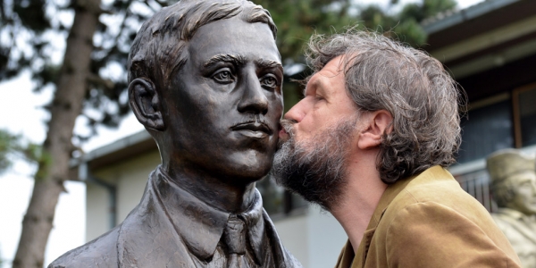 Gavrilo Princip - patriotischer Held oder nationalistischer Terrorist? Für Emir Kusturica scheint die Frage klar zu sein, hier bei der Enthüllung eines Denkmals für Princip in Tovarisevo in Nordserbien. / Darko Dozet, n-ost