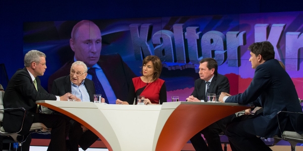 Maybrit Illner, Der Polit-Talk im ZDF: „Nervenkrieg der Supermächte – kommt der Kalte Krieg zurück?“ am 6. März 2014. Gäste: Norbert Röttgen, Egon Bahr, der russische Botschafter Wladimir Grinin und Jakob Augstein / Svea Pietschmann, ZDF