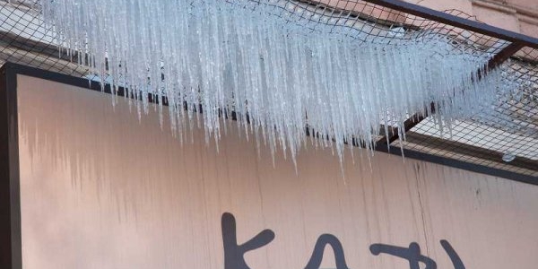 Herabfallende Eiszapfen bergen tödliche Gefahr / Masha Stahlberg, n-ost