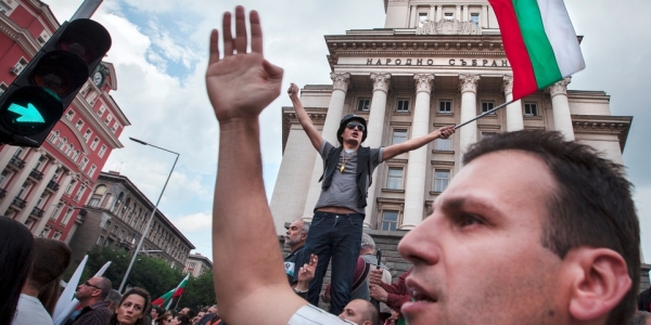 Proteste wegen mafioser Machenschaften: Im Juni 2013 gingen Tausende in Sofia gegen die Berufung von Delyan Peevski zum Chef des Geheimdienstes DANS auf die Straße. Gegen den Oligarchen und Medienmogul war zuvor polizeilich ermittelt worden. / Foto: Christian Muhrbeck, n-ost