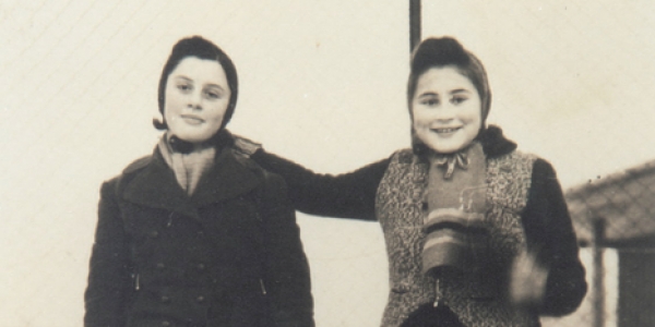 Maud (rechts) vor der Deportation nach Theresienstadt. Ihre Freundin Ruth (links) starb in Auschwitz. / Foto: privat