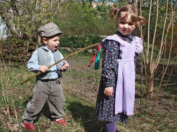 Früh übt sich: Schon die kleinen Jungen in Tschechien haben Oster-Ruten / Barbara Breuer, n-ost