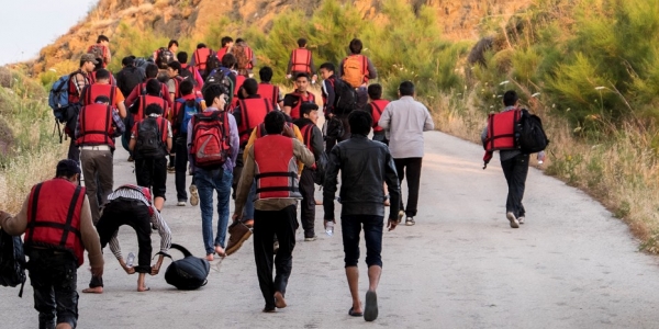 Fußmarsch über die Insel: Flüchtlinge auf dem Weg zur Registrierung in die 50 Kilometer entfernte Inselhauptstadt Mytilini. / Foto: Michael Honegger, n-ost