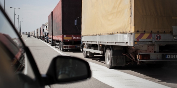 Weil Kroatien die Grenzen zu Serbien geschlossen hat, stockt der Transportverkehr. Kilometerlange Staus an den Grenzübergängen sind die Folge wie hier Batrovci. / Foto: Nils Bröer, n-ost
