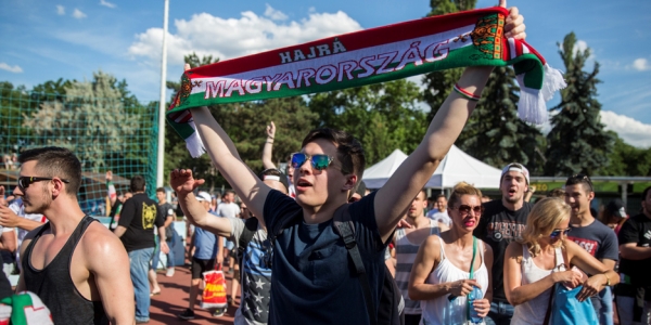 Der Fußball erlebt in Ungarn in der diesjährigen EM eine Renaissance. Budapests Straßen bebten vor Euphorie als sich die Nationalmannschaft in der Vorrunde gegen Island bewiesen hat. / Foto: Balint Hirling, n-ost