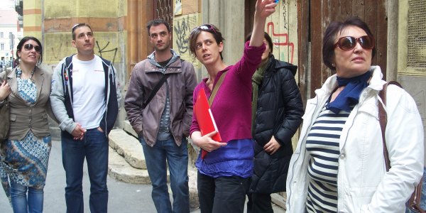 Anna Lenard vor der Synagoge in der Rumbach-Straße in Budapest. / Keno Verseck, n-ost