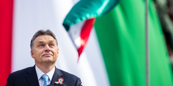 Die Drohung von Luxemburgs Außenminister Asselborn ist Wasser auf die Mühlen von Viktor Orban (Hier: am Revolutionsgedenktag vor seinen Anhängern, Archivbild) / Laszlo Mudra, n-ost (Ausschnitt)