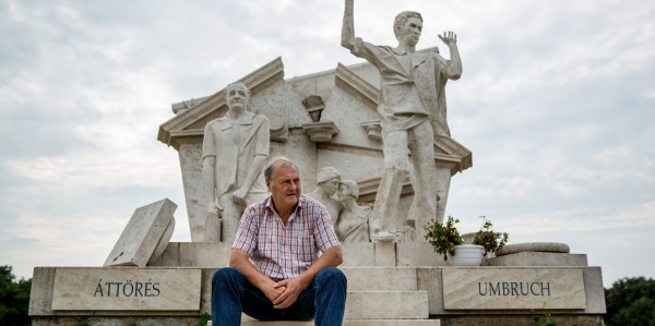 Arpad Bella an dem Denkmal, das in der Nähe des Grenzübergangs Sopron an das „Paneuropäische Picknick“ erinnert / Laszlo Mudra, n-ost