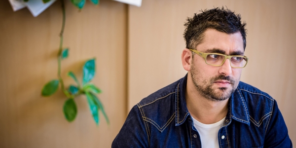 Tibor Racz in seinem Büro in Budapest, wo er für das Nachrichtenmagazin „hvg“ schreibt / Laszlo Mudra, n-ost