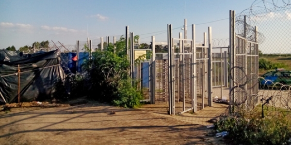Nur 15 Flüchtlinge am Tag werden hier in Kelebija an der serbisch-ungarischen Grenze in die ungarische Transitzone gelassen. / Foto: Keno Verseck, n-ost