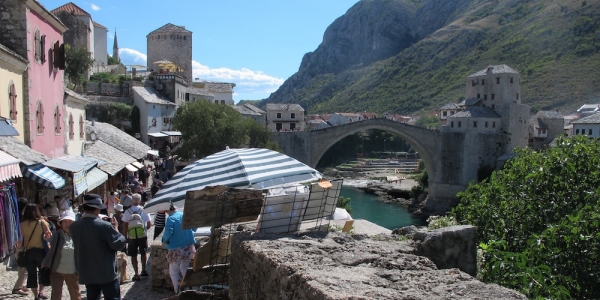 Die wiederaufgebaute Brücke in Mostar. / Simone Böcker, n-ost
