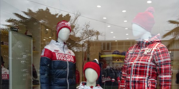 Mit VISA oder Mastercard kann man diese schicken Jacken nicht mehr bezahlen, da diese Dienste aufgrund der Sanktionen auf der Krim nicht mehr angeboten werden. / Foto: Simone Brunner, n-ost	