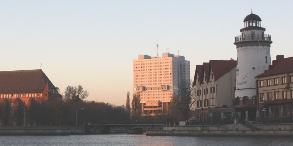 Quadratischer Riesenbau im Abendlicht: Das Haus der Räte prägt das Stadtzentrum von Kaliningrad – nicht gerade zur Freude aller Anwohner. / Sarah Portner, n-ost