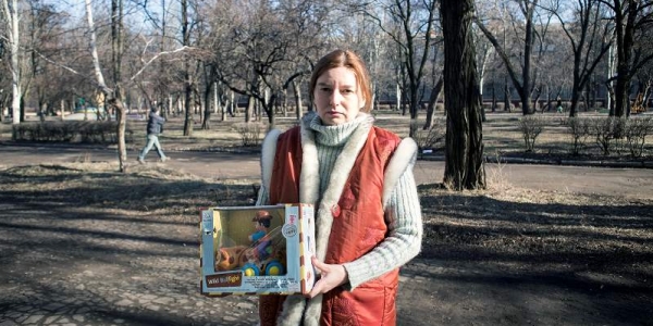 Nichts ist mehr normal im Osten der Ukraine: Anna, Verkäuferin in einem Spielwarenladen mit einem durch Granatbeschuss beschädigten Artikel aus ihrem Laden.&nbsp; / Foto: Florian Bachmeier, n-ost
