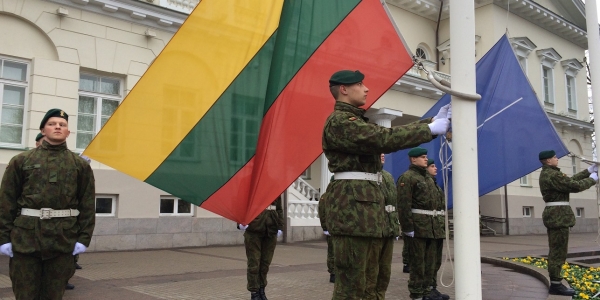 Litauische Ehrengarde beim Fahnenwechsel vor dem Präsidentenpalast in Vilnius./ Foto: Birgit Johannsmeier, n-ost