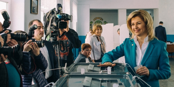 Mit mehr als 50 Prozent hat die pro-russische Kanditatin Irina Vlah die Gouverneurswahl gewonnen. Hier gibt sie ihre Stimme ab in Comrat, der Hauptstadt des autonomen Gebiets Gagausien. / Foto: Ramin Mazur, n-ost