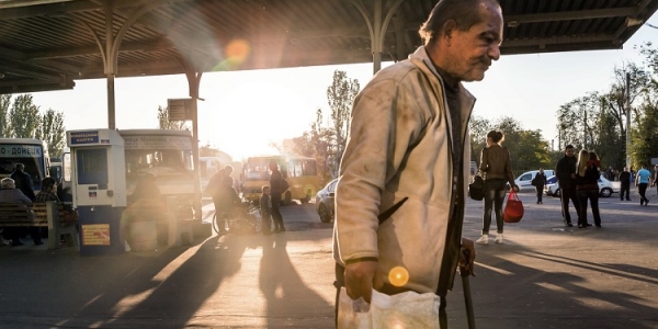 Am Fernbusbahnhof in Donezk. Die Menschen in der Ostukraine werden zum Spielball der Interessen. Sie aber wollen vor allem ein normales Leben. / Arturas Morozovas, est &amp; ost, n-ost