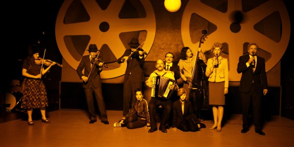 Das Festival Neue Stücke aus Europa zeigt u.a. die aktuelle Inszenierung von Bela Pinter. Im Budapester Tanzhaus der 1980er Jahre lässt der ungarische Regisseur Spitzel um „Unsere Geheimnisse“ tänzeln.