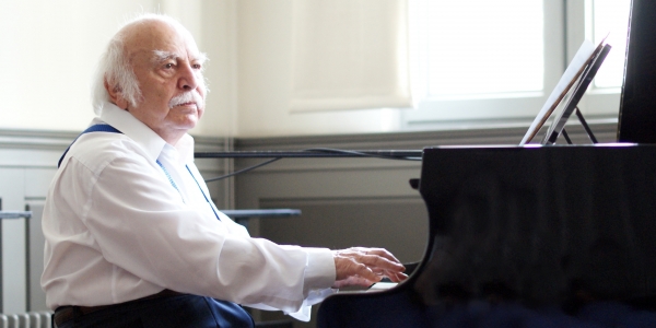 Der 94-jährige Leopold Kleinman-Kozlowski spielt immer noch auf großen Bühnen in Polen und im Ausland / Agnieszka Hreczuk, n-ost 