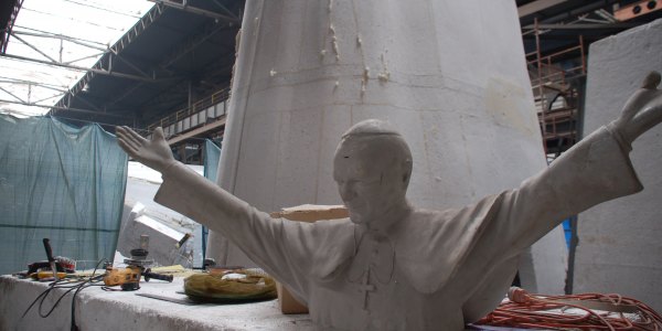 Über 14 Meter misst die Papst-Statue / Katrin Lechler, n-ost