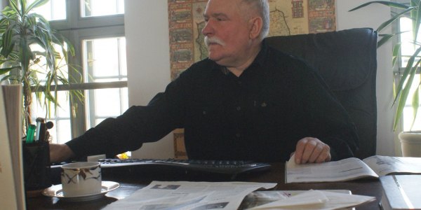 Lech Walesa an seinem Schreibtisch in Danzig / Agnieszka Hreczuk, n-ost
