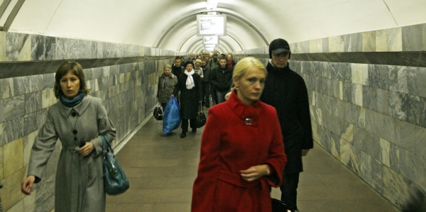 „In der heutigen Welt ist der Mensch gezwungen, sich und seinen Ort in der Welt selbst zu konstruieren.“ In der Minsker U-Bahn / Stefan Günther, n-ost