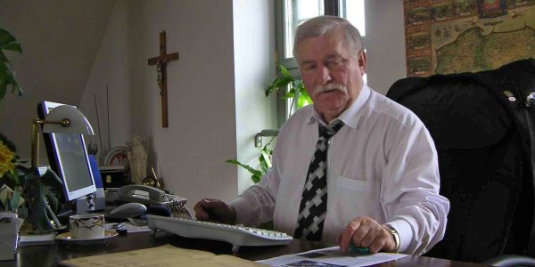 Walesa in seinem Büro. Oft ist der einstige Vorzeigedemokrat mit seiner Art schon angeeckt / Katarzyna Tuszynska, n-ost