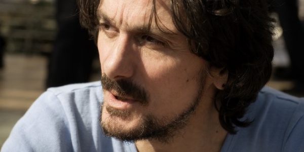 Edo Popovic schreibt an gegen die Durchökonomisierung der Welt. / Christian Kortuem, n-ost