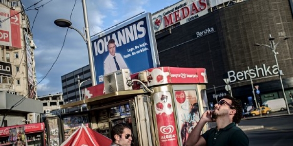 Im Stadtzentrum von Bukarest wirbt Stichwahlkandidat Klaus Johannis in blütenweißem Hemd für sich. / Mihai Stoica, n-ost