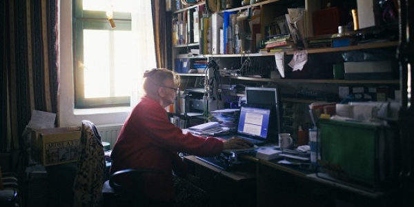 Hermine Jinga-Roth mit einem der Kinder vor dem von ihr gegründeten Tageszentrum. / Foto: Hannes Jung, n-ost