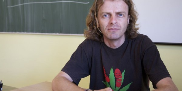 Daniel Serafimescu unterrichtet die Geschichte des Holocaust / Annett Müller, n-ost