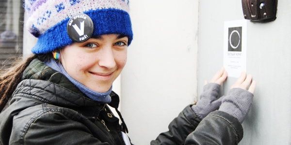  „Wir kommen noch“ steht auf dem Anstecker an Olgas Mütze. Die 25-Jährige gehört zu denen, die in Russland aktiv gegen Wahlfälschung protestierten. / Inna Hartwich, n-ost