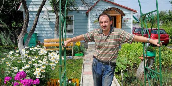 Mein Haus, mein Auto, mein Garten: Alexej Michajlow auf seiner Datscha / Inna Hartwich, n-ost