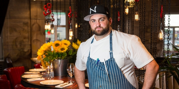 Sebbie Kenyon, Chefkoch im Restaurant „Woronesch“, bringt den New Yorker Lifestyle nach Moskau - allerdings nur mit russischem Rindfleisch. / Promobilder Woronesch