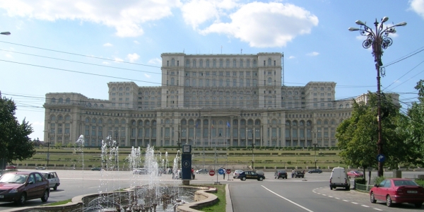 Der Parlamentspalast in Bukarest / Laura Capatana, n-ost