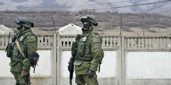 Russische Soldaten ohne Hoheitszeichen vor einer ukrainischen Militärbasis auf der Krim / Jutta Sommerbauer, n-ost