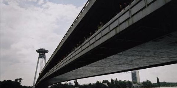 Donaubrücke in Bratislava / Andreas Metz, n-ost
