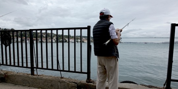 Ein Angler mit Blick auf die Bosporusbrücke: Sie wurde nach dem Militärputschversuch umbenannt in „Märtyrer des 15. Juli”. Auf der Brücke starben viele Zivilisten. / Foto: Delizia Flaccavento, n-ost