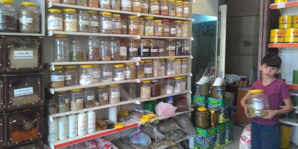 Die Regale im Laden von Cihad Alahdab sind voll mit Lebensmitteln aus Syrien. Von dort ist er vor zwei Jahren mit seiner Familie nach Istanbul geflohen. / Foto: Veronika Hartmann, n-ost 